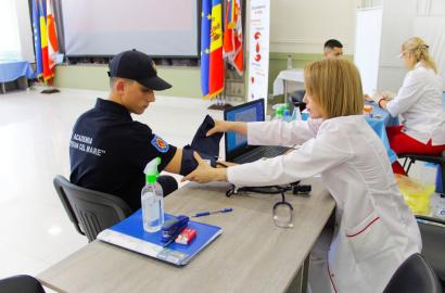 Campania „MAI donează, MAI salvează!” a debutat la Academia „Ștefan cel Mare”, cu implicarea activă a angajaților MAI imaginea 6