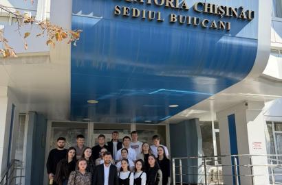 Experiență practică în sistemul judiciar: studenții Academiei au vizitat Judecătoria Chișinău imagine 1
